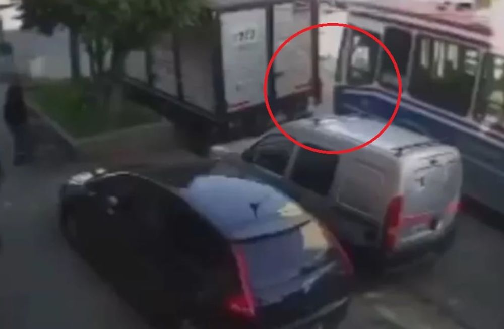 Un colectivo chocó contra un camión estacionado que terminó aplastando a un hombre que le estaba cambiando una rueda en Laferrere, provincia de Buenos Aires. Foto: Captura de video