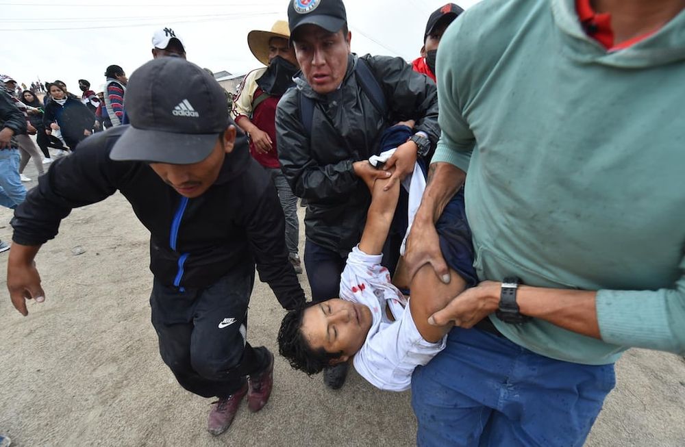 Un grupo de manifestantes trasladan a un herido de gravedad durante una marcha contra el Gobierno de la presidenta Dina Boluarte ayer, en Arequipa (Perú). Foto: EFE