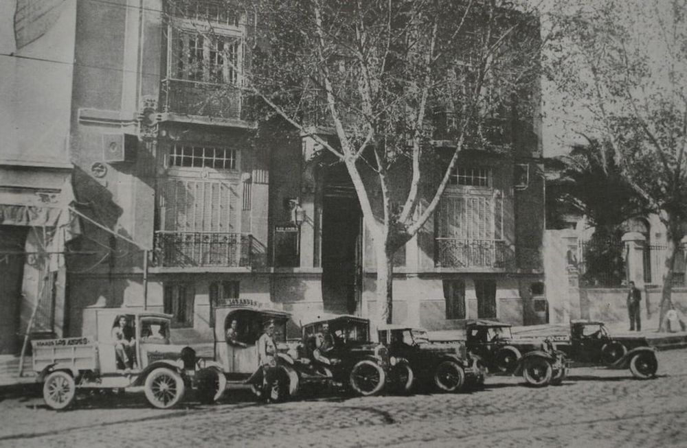 Fachada del edificio de Diario Los Andes en la d&eacute;cada del 30 con los veh&iacute;culos para el reparto de ejemplares. Foto: Archivo Los Andes.&nbsp;&nbsp;