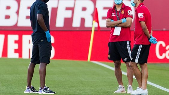 El actual delantero del cuadro culé y al mediocampista del Real Madrid, cedido al Mallorca, se encontraron en el campo de juego y sacándose selfies con sus teléfonos móviles.