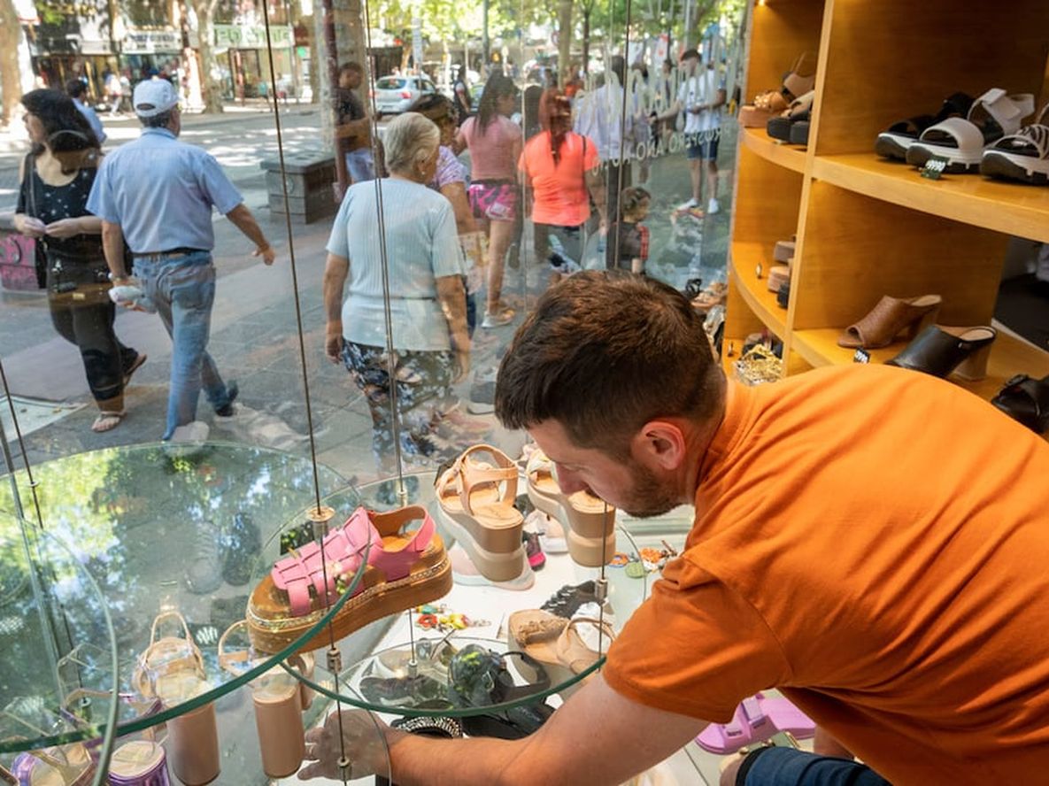 Antes de que termine el mes, los empleados de comercio sumarán un nuevo bono. /Foto: Ignacio Blanco / Los Andes