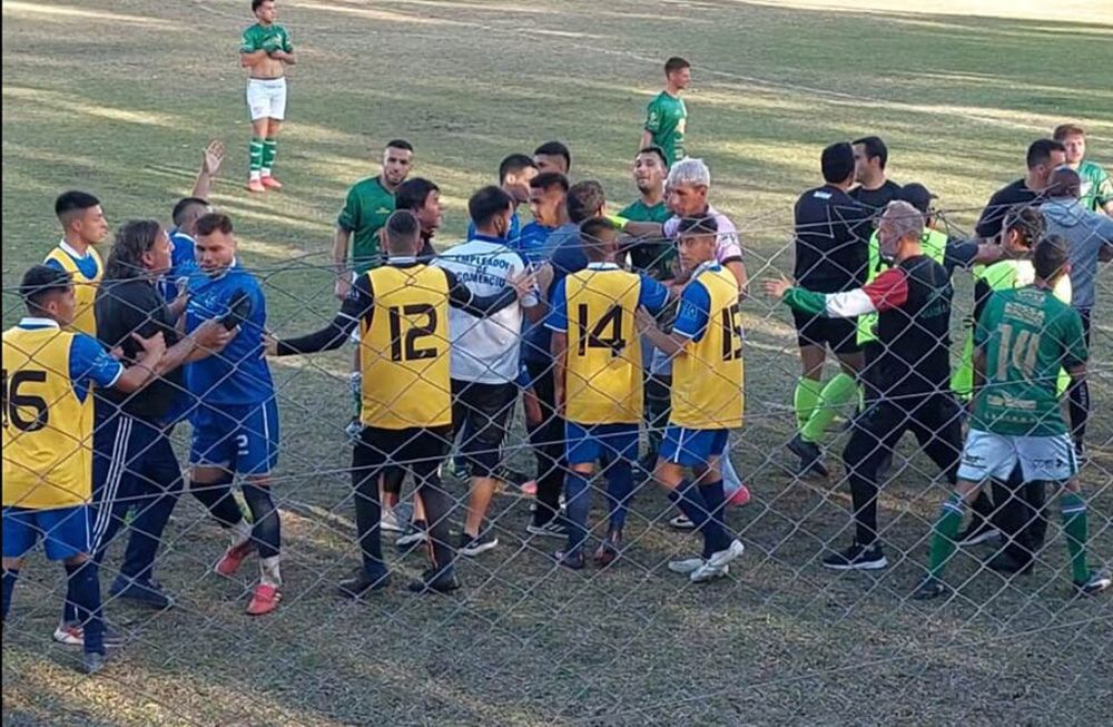 Agresión de un jugador del CEC a otro de Guaymallén en un partido de la Liga Mendocina de Fútbol disputado esta tarde.