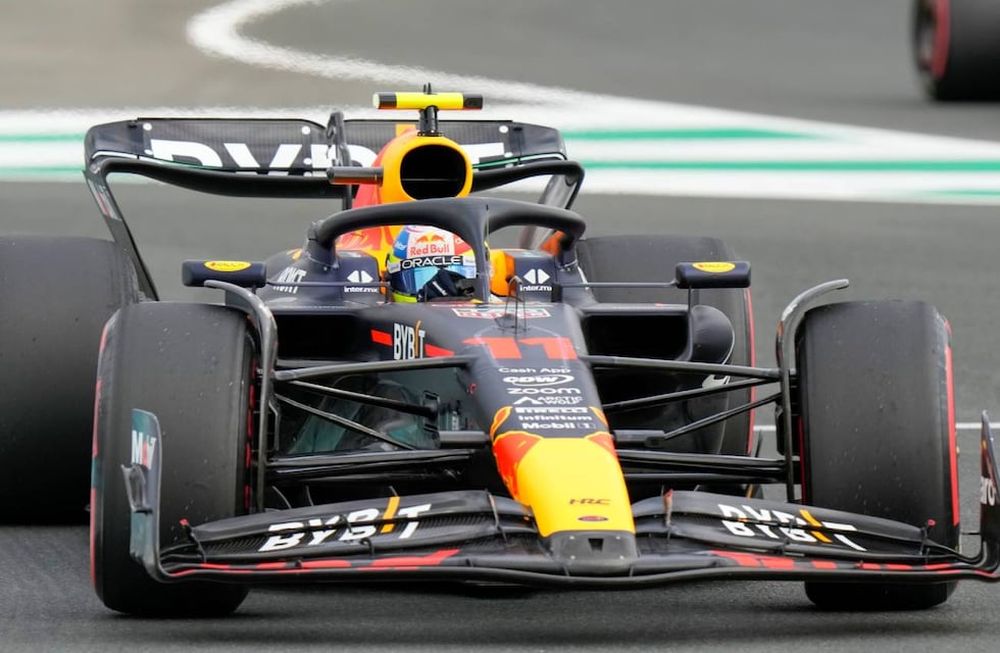 Sergio Checo Pérez consiguió el mejor tiempo y largará el GP de Arabia Saudita desde el primer lugar de la grilla. (AP)