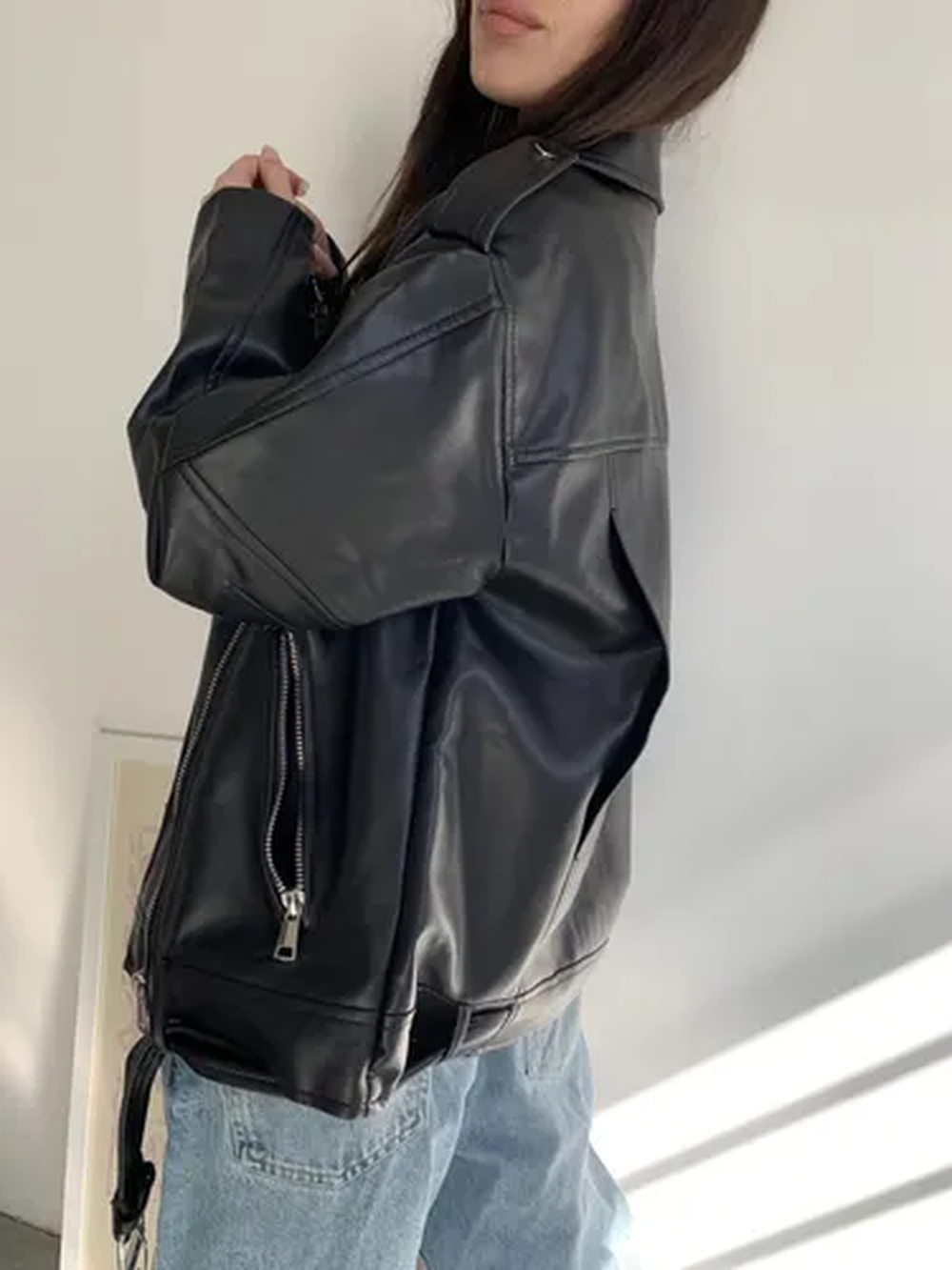 La campera de cuero oversize se impone.