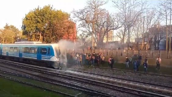El motociclista falleció en el lugar y terminó debajo de la formación. Sucedió a la altura del paso a nivel Pueyrredón en Haedo, partido de Morón, Provincia de Buenos Aires.