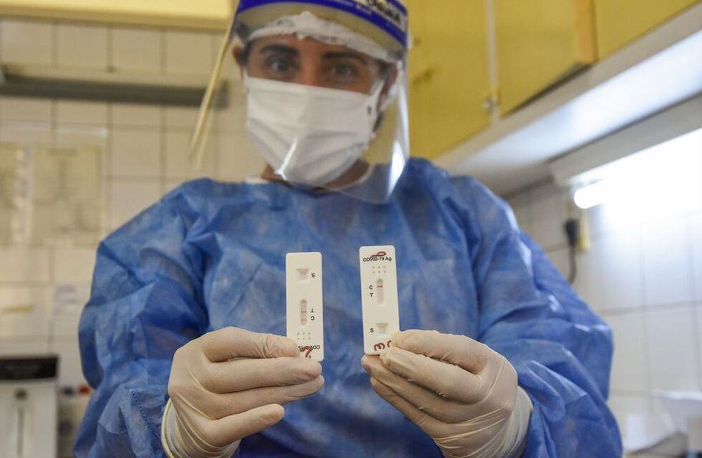 Hospital Héctor Elias Gailhac, hisopados segun criterio medico. Carina Macias,  Bioquimica del laboratorio del hospital, encargada de realizar la determinacion de los test de Covid.Foto: Mariana Villa / Los Andes