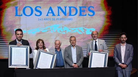 Los Andes | Tadeo García Zalazar (ministro de Educación, Cultura, Infancias y DGE), Esther Sánchez (rectora UNCuyo), Miguel Títiro (periodista Los Andes), Alfredo Cornejo (gobernador de Mendoza), Rodolfo Vargas Arizu (ministro de Producción) y Pablo Dellazoppa (direc