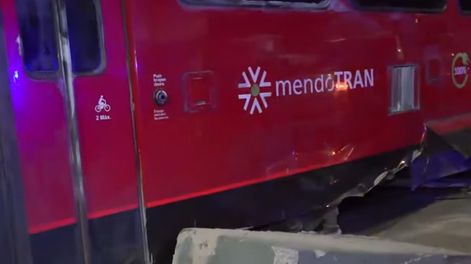 La formación del Metrotranvia que chocó y descarriló terminó con daños debido al impacto contra un muro de contención.