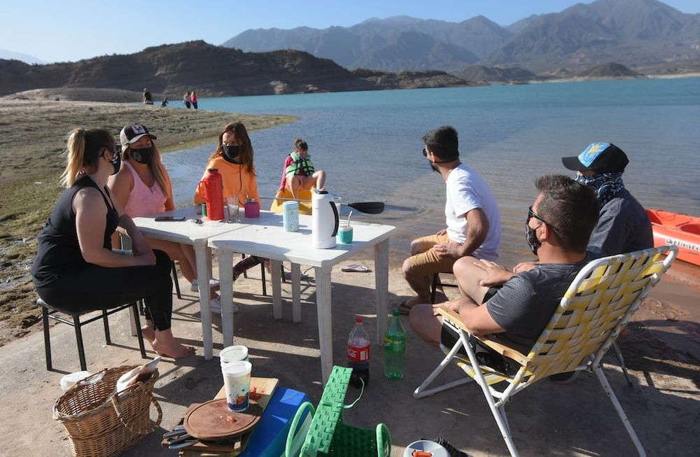 Las reuniones sociales y familiares están prohibidas en Mendoza dentro de domicilios particulares. Pero en espacios públicos o al aire libre, siguen permitidas (para no más de 10 personas por grupo). Foto: José Gutiérrez / Los Andes.