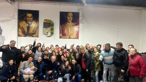 Los candidatos y adherentes de la lista ganadora de Guaymallén en la interna del peronismo festejaron la victoria. Entre ellos estuvo Carlos Ciurca. Foto: Gentileza PJ.