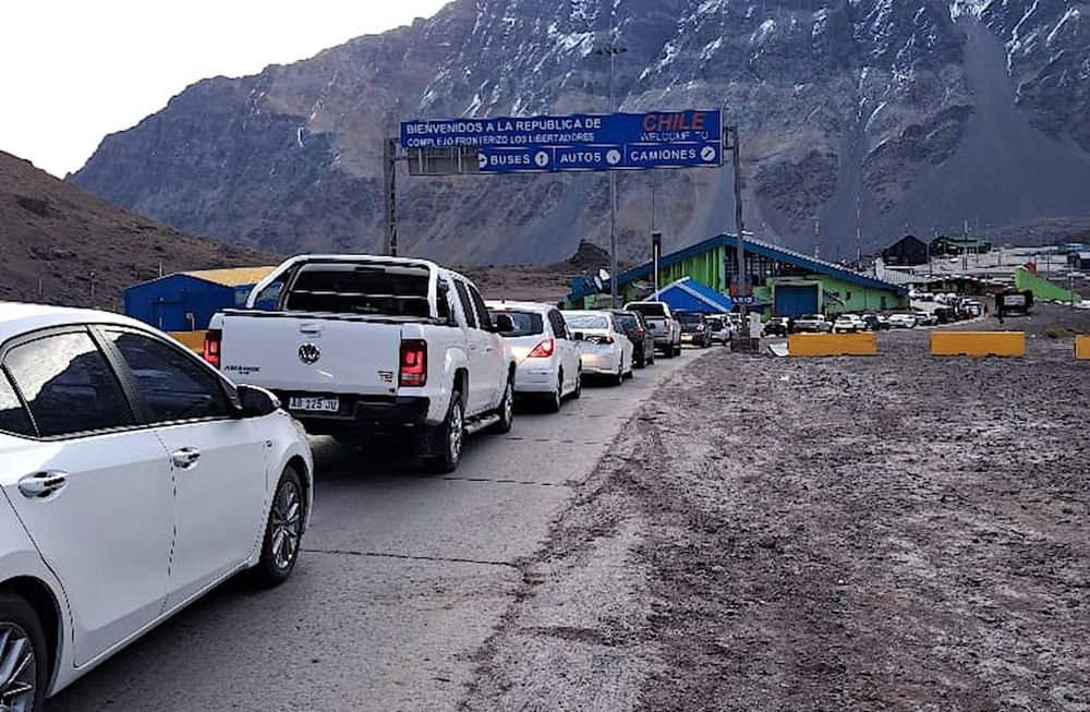 Volvieron las largas filas a Chile: más de 4 horas en el paso Los Libertadores. Foto: Gentileza