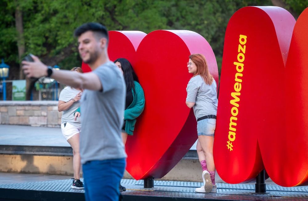 Turismo, Plaza Independencia Pocos turistas para este fin de semana largo de elecciones, solo un 40% de reservas. / Foto: Ignacio Blanco / Los Andes