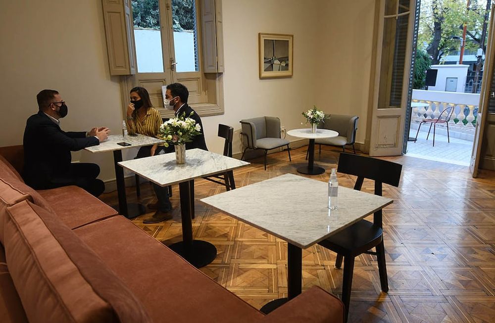 En la casa ubicada en Av. Emilio Civit funciona el café que es administrado por la empresa Broda, de la familia Barbera y a cargo del artista Jonás Fernández Muñoz. / Foto: José Gutiérrez