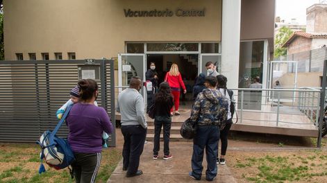Los Andes | En Mendoza pueden colocarse dosis de refuerzo contra el Covid-19 los mayores de 18 años sin turno y una vez cumplidos los cinco meses desde la última dosis. Foto: Ignacio Blanco