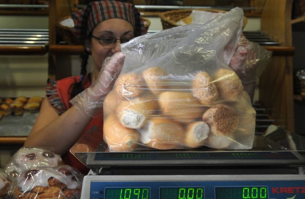 El aumento de la harina repercurtió en los precios de muchos productos, especialmente el pan. Foto:  Orlando Pelichotti / Los Andes
