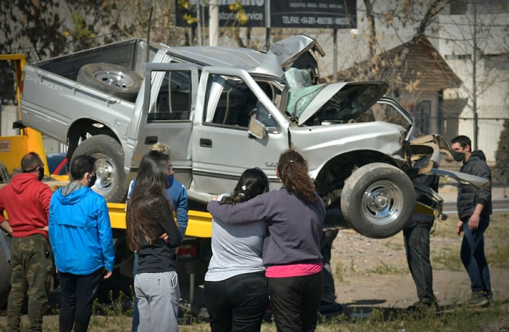 La familia del joven muerto en el Acceso Sur observa cómo retiran la camioneta luego del accidente. La víctima perdió la vida en el acto. Orlando Pelichotti/Los Andes