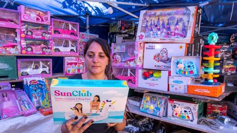 Los Andes | Paque Metropolitano de Maipú.Vuelven las ferias de juguetes por el día de Reyes MagosCarla Lima eligiendo regalos Foto: Ignacio Blanco / Los Andes