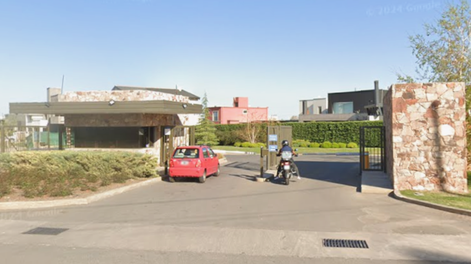 La zona residencial que perdió su calma y pasó a ser un caos de autos mal estacionados y embotellamiento