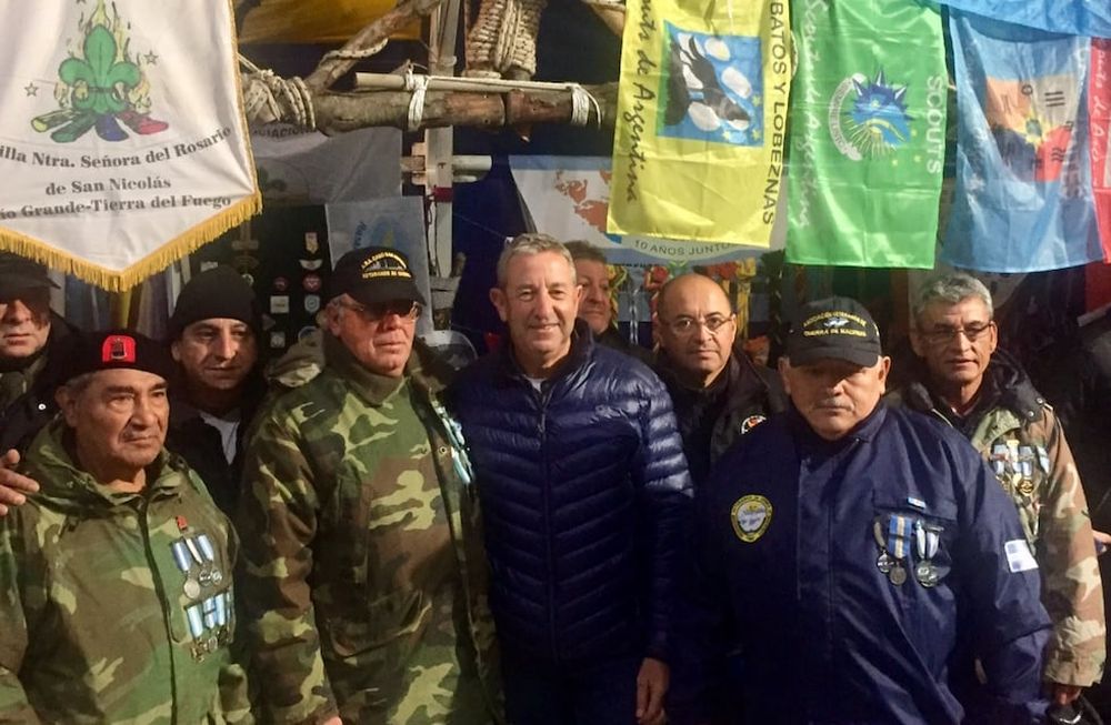 El legislador mendocino Julio Cobos en un los actos de Río Grande y Ushuaia el 1 y 2 de abril de 2018 junto a ex combatientes de Malvinas.