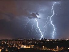 El SMN recomienda evitar salir durante los episodios de tormenta intensa.