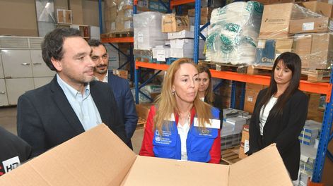 El ministro de Salud y Deportes, Rodolfo Montero, recibiendo los medicamentos importados de Chipre.&nbsp;