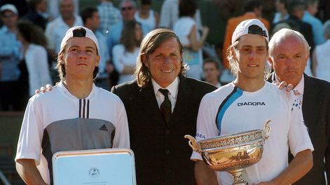 Guillero Coria, Guillermo Vilas y Gastón Gaudio, en la final inovlidable de Roland Garros 2004. / Gentileza.