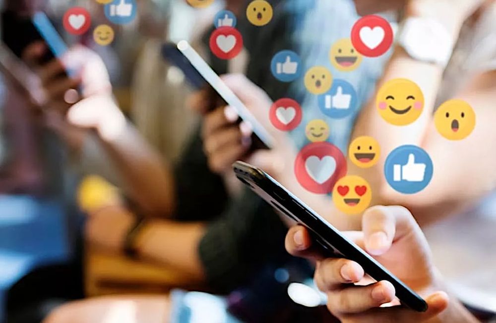 La percepción de cómo afectan las redes sociales varía según los adultos y los adolescentes.