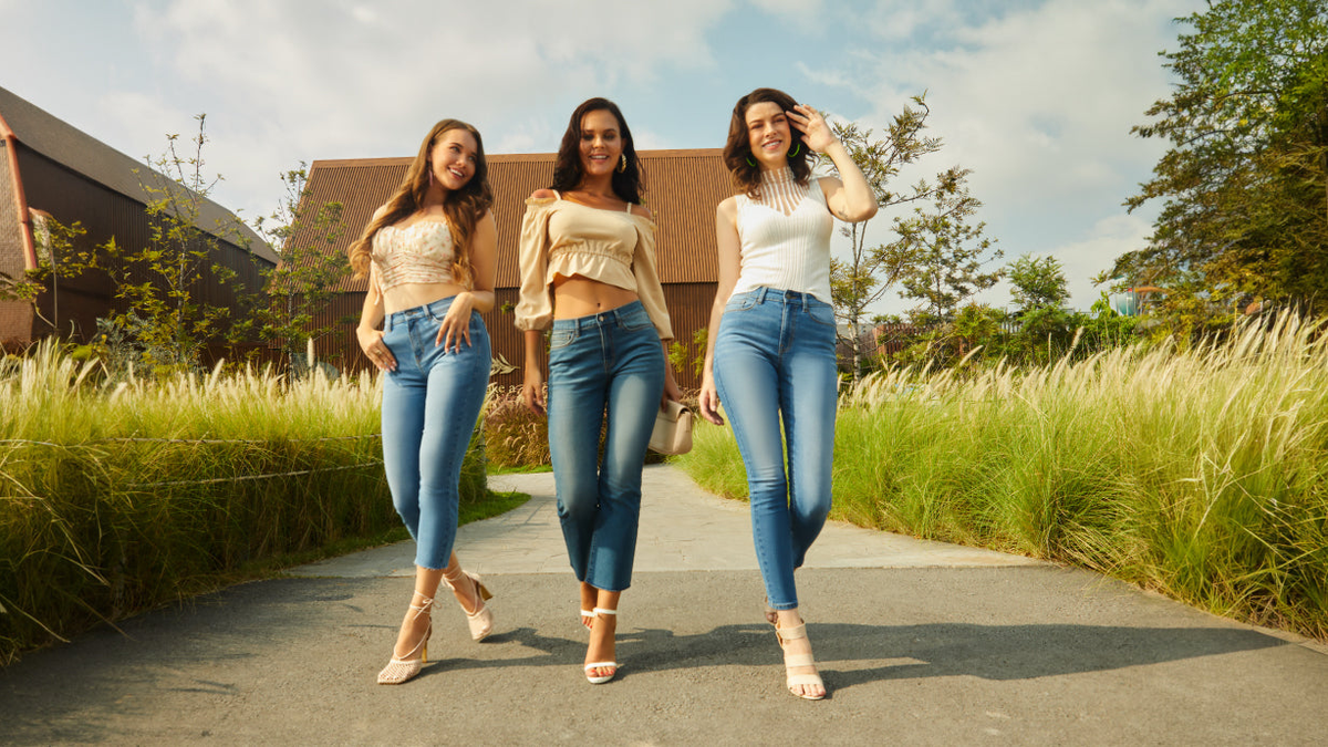 Los jeans clásicos y los looks monocromáticos están pasando de moda: una combinación que marca tendencia, la apuesta para el otoño 2026