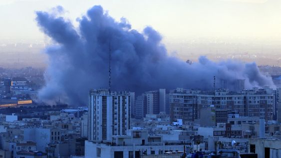 Humo se eleva tras un ataque aéreo en el centro de Teherán, Irán, el 3 de marzo de 2026.&nbsp;
