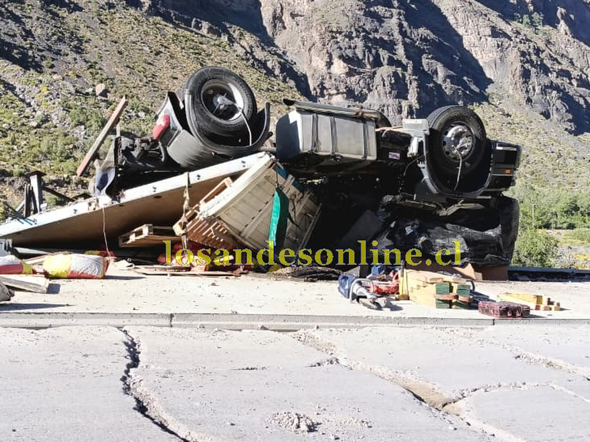 Volcó un camión en la ruta a Chile y murió un chofer argentino