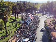 La universidad pública argentina atraviesa una situación verdaderamente compleja y, una vez más, la respuesta será en las calles. Este martes 12 de mayo, Mendoza se sumará a la Cuarta Marcha Federal Universitaria.&nbsp; Foto: Marcelo Rolland / Los Andes