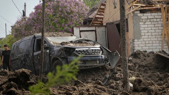 Un coche destrozado es parte del ataque perpretado por un grupo de terroristas ucranianos en territorio ruso ayer lunes 22 de mayo de 2023.