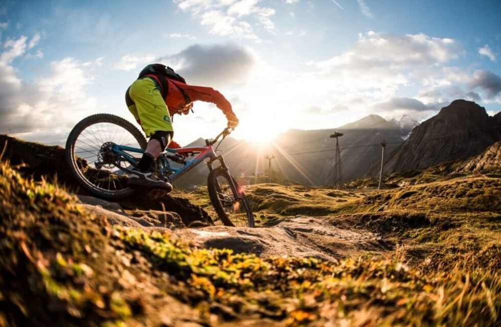 Increíble salto en mountain bike que rompe el Récord Guinness.