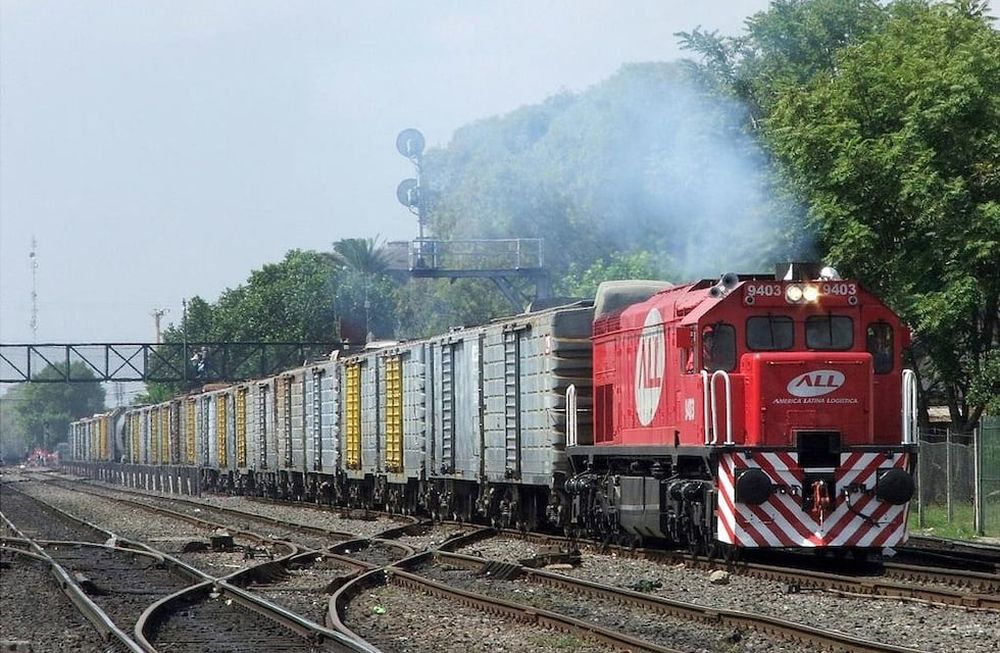 Estudio fotografico de maquinas y material de la línea ferroviaria del ex San Martín, entre Buenos Aires y Mendoza. lo mandan ferroclubistas. miguel