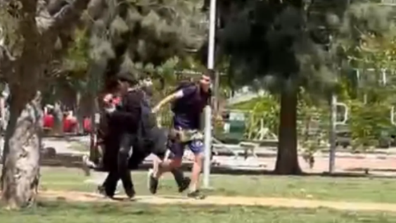 el chico agredido cobardemente de un piedrazo por otros estudiantes se recupera y volvio a jugar al futbol