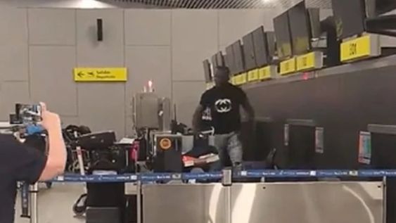 El hecho ocurrió cuando el hombre se trepó a las sillas y comenzó a gritar, generando pánico entre los presentes, incluyendo una madre que huyó con su hijo en brazos.