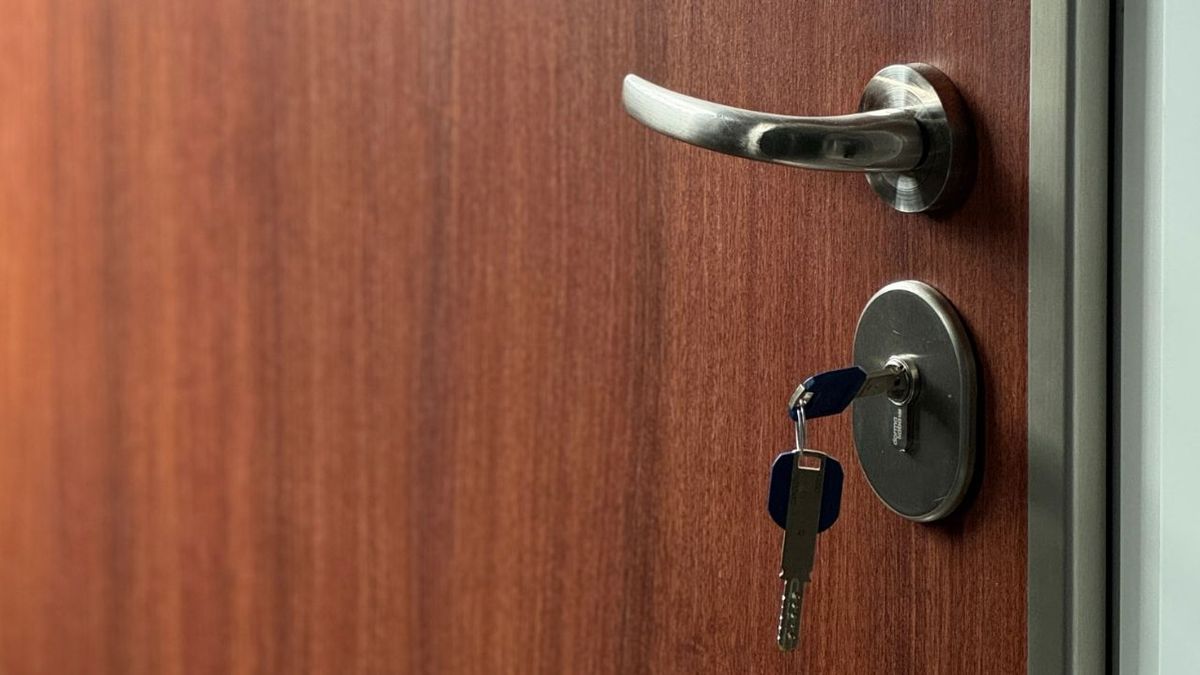 Técnicos en seguridad explican por qué no se debe dejar la llave puesta en la cerradura por la noche