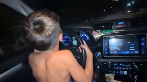 Conurbano: puso al volante a su hijo de 7 años, lo hizo manejar y difundió el video.