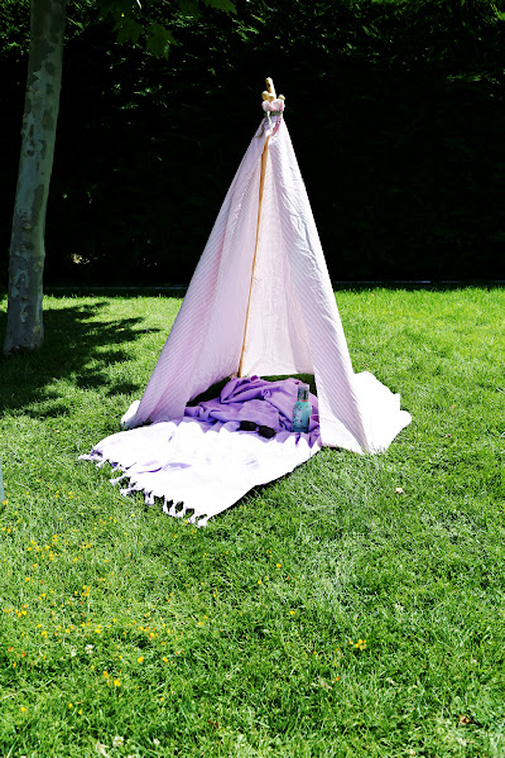 Estructura tipi para juegos infantiles con palos de escoba