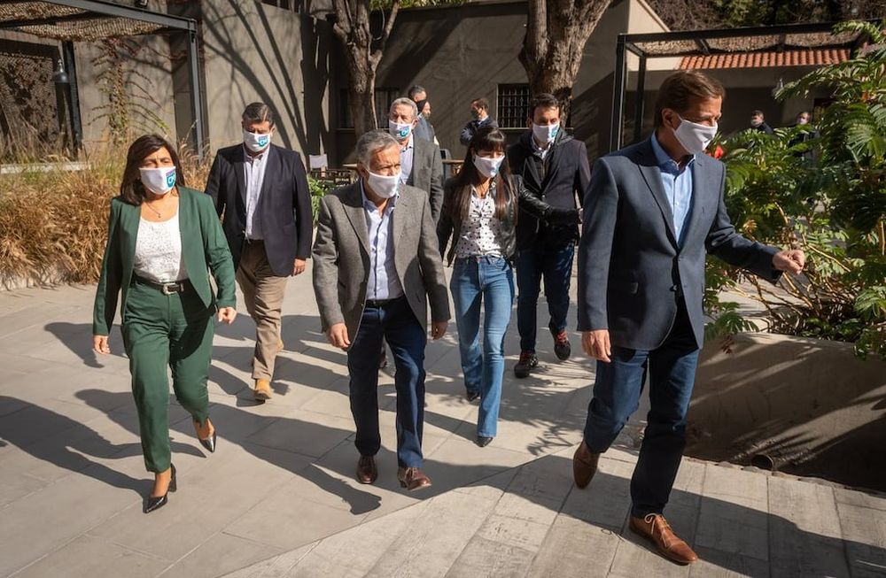 Mariana Juri, Alfredo Cornejo y Rodolfo Suarez en la presentación de candidatos. Juri es ministra de Cultura y Turismo y, por ahora, no dejará su cargo para hacer campaña.Foto: Ignacio Blanco / Los Andes