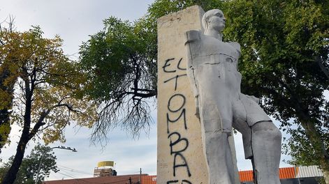 Una emblemática estatua de Dorrego está al borde del derrumbe por fallas estructurales. Foto: Orlando Pelichotti / Los Andes.