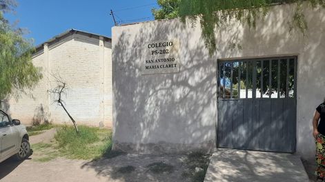 Los Andes | Una escuela del barrio La Favorita necesita bancos y pizarrones  para dictar clases. Foto: Gentileza.