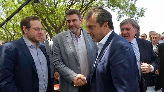 Un radical mendocino le dijo “Pinocho” a Massa y estalló la polémica por la ayuda nacional a la provincia. En la imagen, Sergio Massa es saludado por Lucas Ilardo, Martín Kerchner y José Luis Ramón.Foto: Orlando Pelichotti