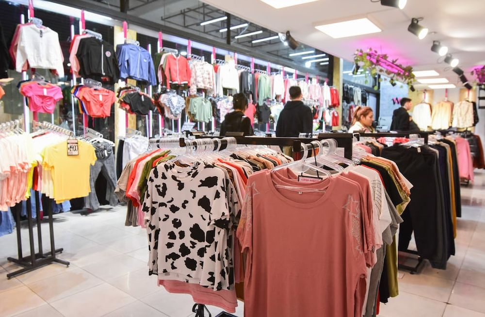 El precio de la ropa: con aumentos de más del 100%, los comercios apuestan a promociones y descuentos especiales por el recambio de temporada. foto: Mariana Villa / Los Andes.