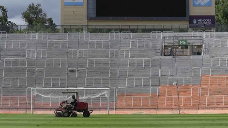 Los Andes | El cartel luminoso del estadio Malvinas Argentinas fue renovado en 2011, con motivo de la Copa América de aquel año.