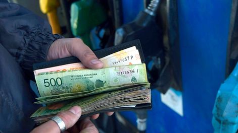 Los Andes | Massa acordó con YPF para congelar el precio de los combustibles, ¿un paso para atrás?/  Foto: Orlando Pelichotti