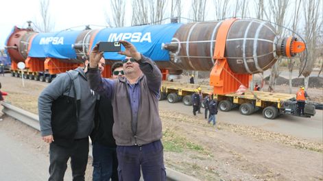 El operativo histórico para trasladar el reactor desde el taller de Impsa hasta la refinería de YPF en Luján de Cuyo