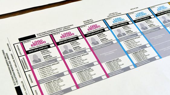 Presentan boletas únicas para las elecciones 2023esta mañana en el Poder Judicial se mostraron las boletas. El Secretario de la Junta Electoral Jorge Albarracín, junto a Víctor Ibáñez dieron los detalles técnicosFoto : Orlando Pelichotti