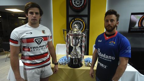 Bautista Filizzola (Marista) y Augusto Kretschmar (Teqüé) junto a la tan ansiada Copa. / URC
