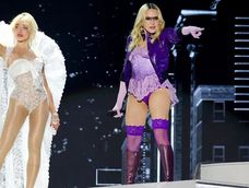Aparición especial de Madonna durante la actuación estelar de Sabrina Carpenter. Aparición especial de Madonna durante la actuación estelar de Sabrina Carpenter.